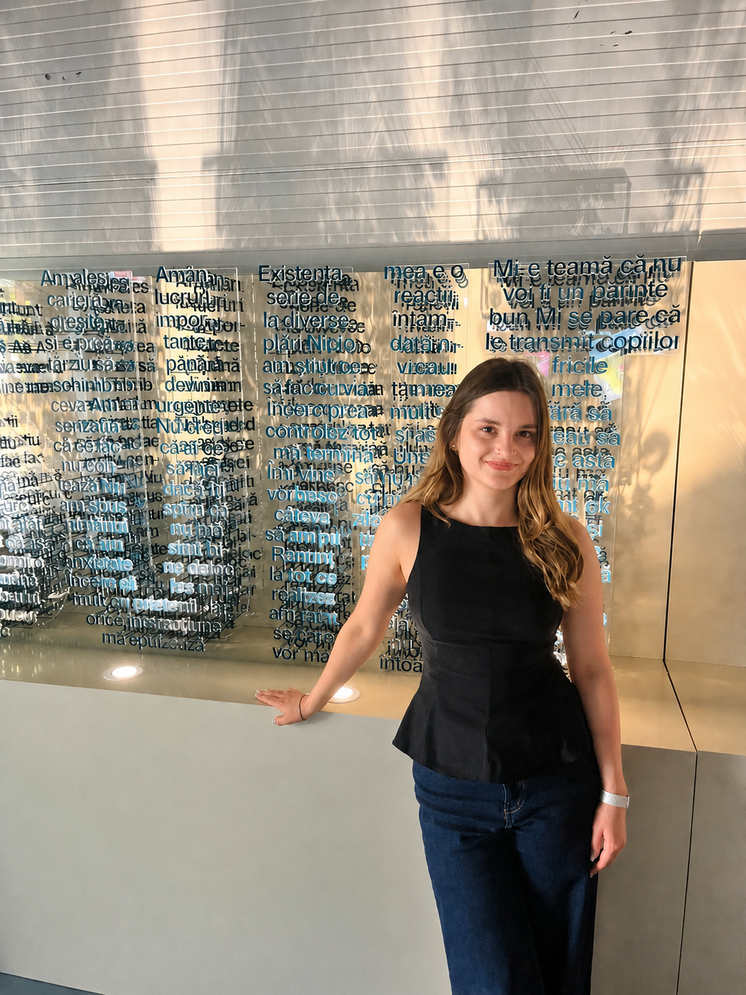 Tania Ionescu langa o instalatie cu texte in oglinda